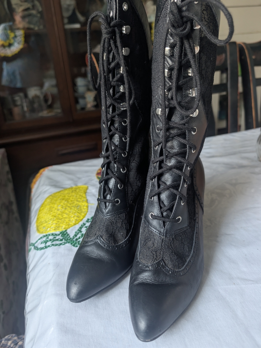 Dingo Women's Black Lace-Up Pointed Toe Boots - Picture 5 of 8